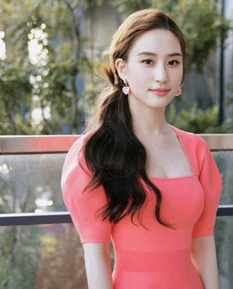 何超莲微笑着垂下了眼睛.这种微妙的表情透露出她内心的幸福和满足.