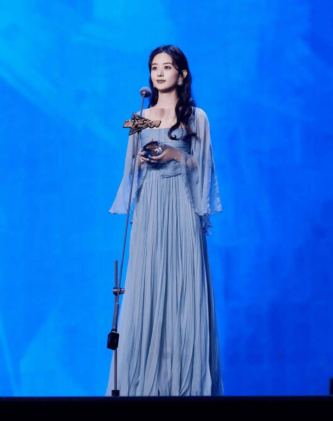 赵丽颖很有"贵妇范",穿黑色连衣裙配高马尾,披围巾也高贵优雅_感觉