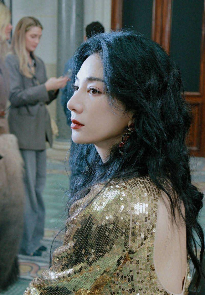 黄奕穿金色亮片镂空长裙,秀美背秀完美身材,性感迷人_时尚_时装周