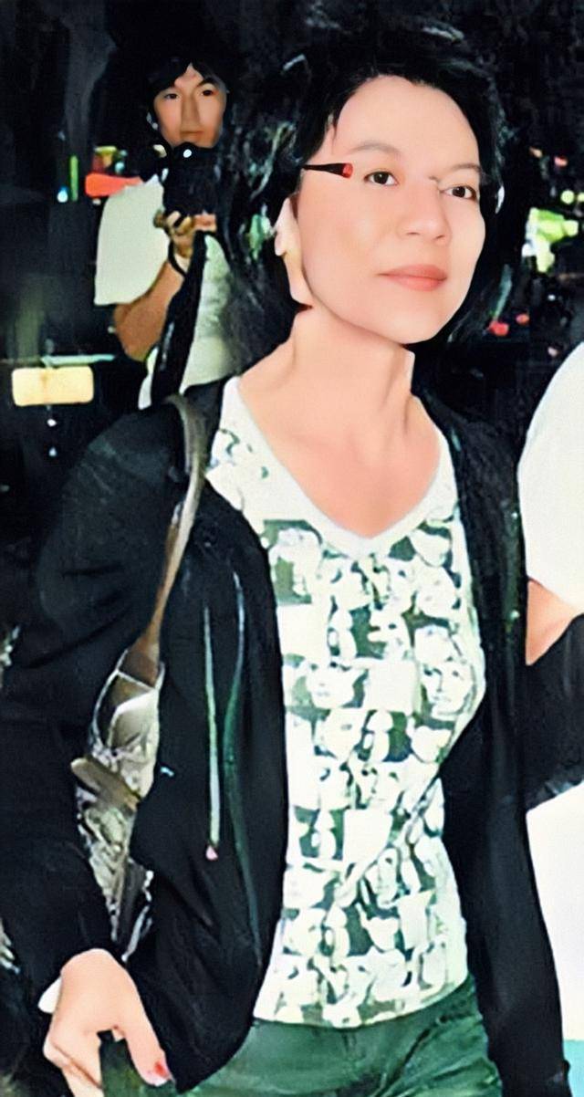 这时当郭炳湘抬头看见提着水果篮,正站在病房门口的唐锦馨时,突然整个