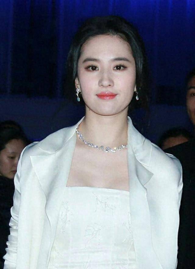 5位"不上镜"的女星,真人身姿曼妙,荧幕上却胖丑老,反差太大_刘亦菲