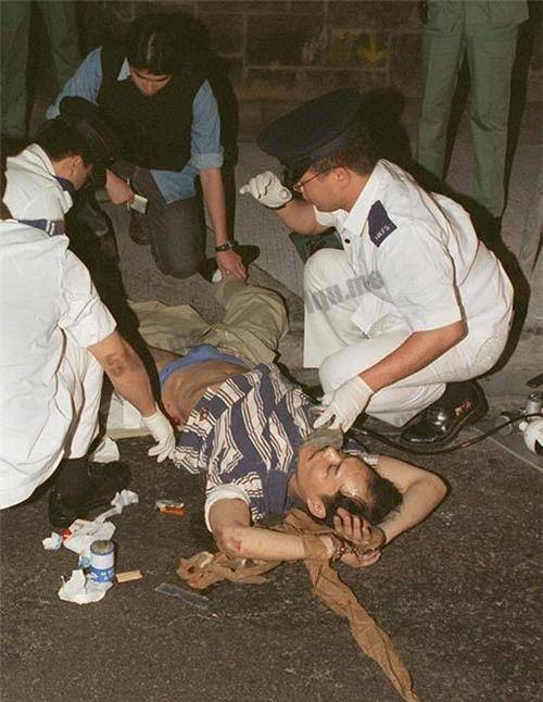 通过叶继欢认识了张子强,5月的时候两个匪徒集团一拍即合绑架李嘉诚