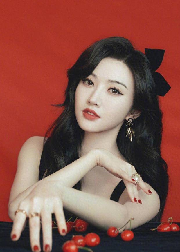 景甜穿深v服魅力十足,皮肤白到发亮,复古造型十分迷人_美女_作品_诱惑