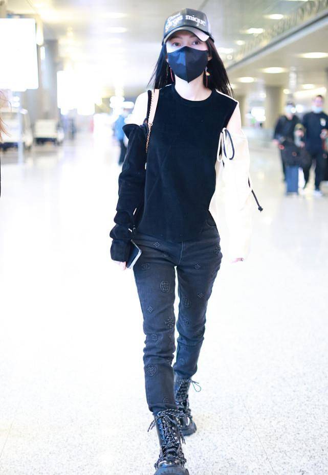 张韶涵够时髦,穿露袖针织衫下搭牛仔裤,成为机场一道风景线!