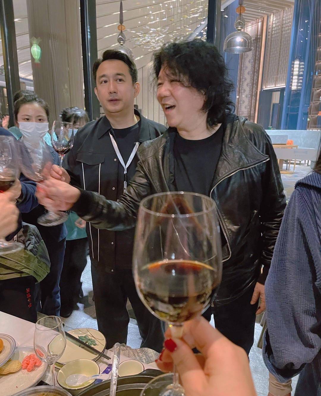 乌镇聚餐的名利场,倪妮局促敬酒,李冰冰力捧周也,冯小刚遭冷落_陈丹青