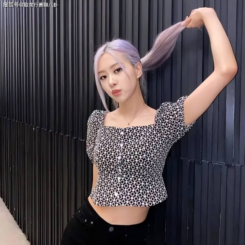 朴彩英最新美照曝光,穿芭比粉羽毛裙妩媚勾人,小秀香肩风情万种_照片