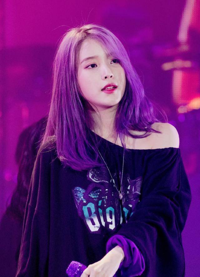 不同于蓝色发色的小姐姐,这次的紫色更加的温柔,当然配上简单的卫衣