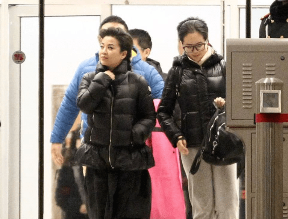 张也回村被拍,脸盘子大水桶身材,并没那么高高在上,一股姨味反倒真实