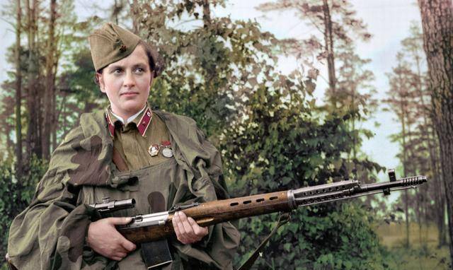 她是前苏联传奇女狙击手,曾一人干掉300德军,做出了大贡献_柳德米拉