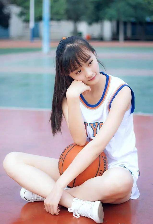 年幼的李明阳,被教练看中了,她打篮球时的场景,让教练发现了她的潜力