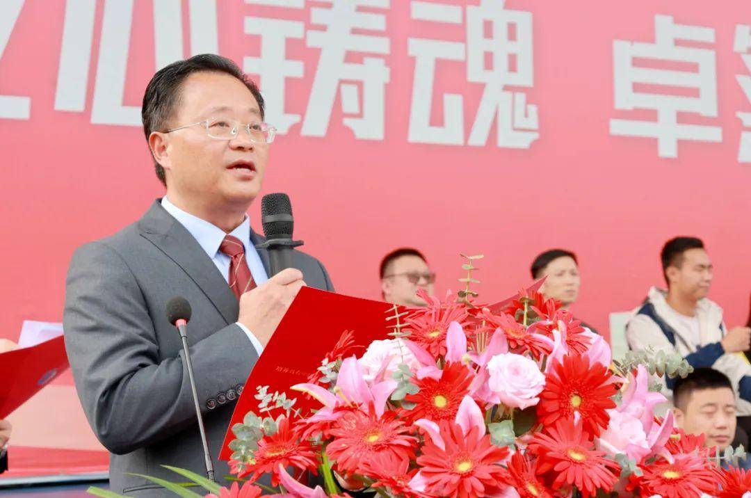 校长致辞温江区教育局党组成员,招考办主任杨开华宣布运动会开幕.