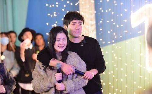 从自称校草,到油腻大叔,谐星沈腾,曾倒追学妹12年,39岁把娃抱_因为