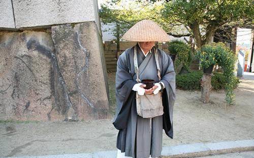 他把这支笛子拿给了大将源义经过目.