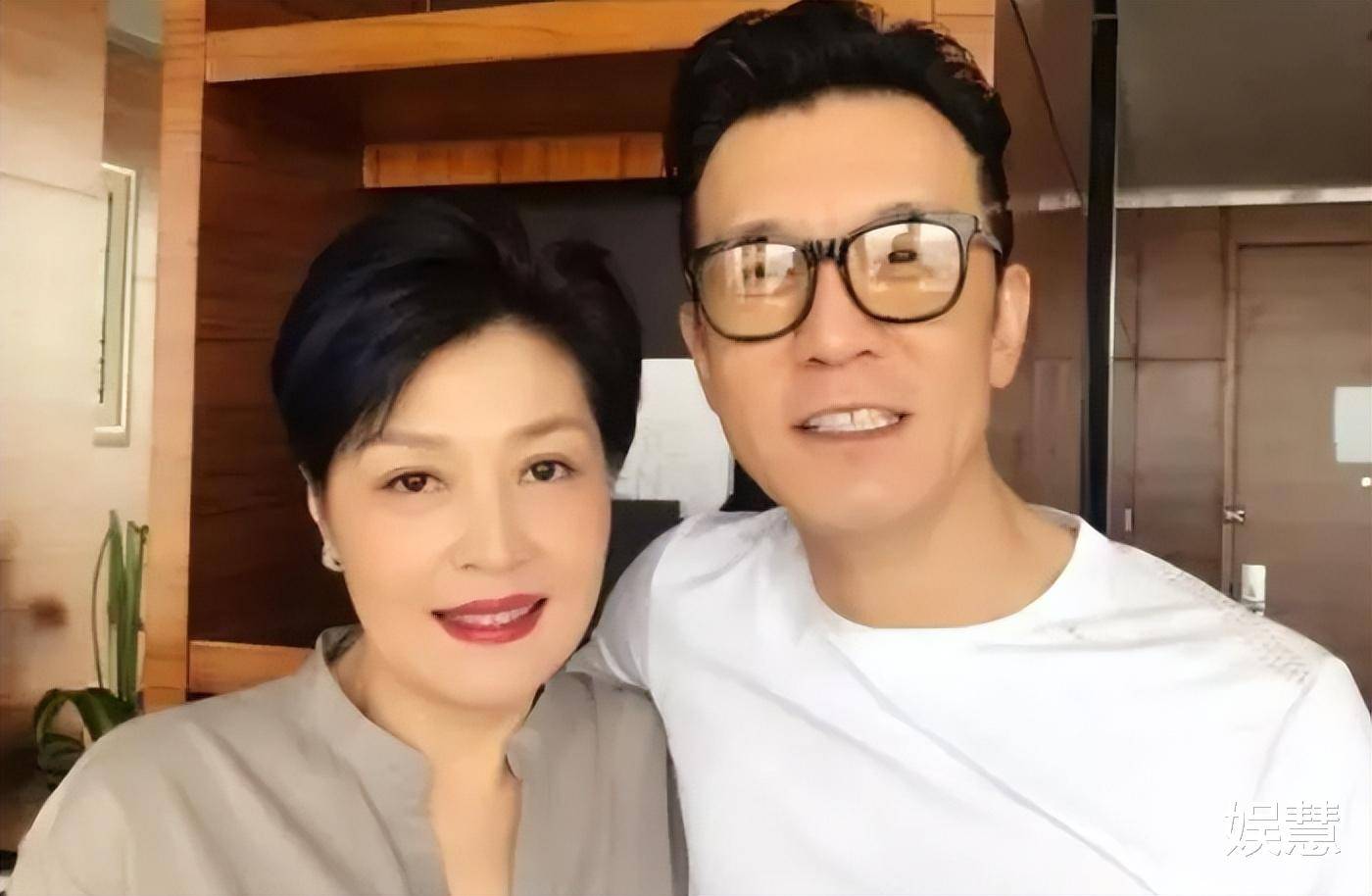 李咏五周年忌日,哈文晒照缅怀,一句"好久不见"道出辛酸与不易_法图麦