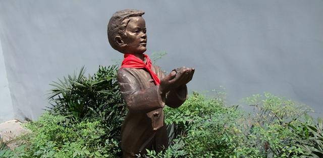 1949年,小萝卜头被特务杨进兴连刺三刀,牺牲时手里攥着半截铅笔