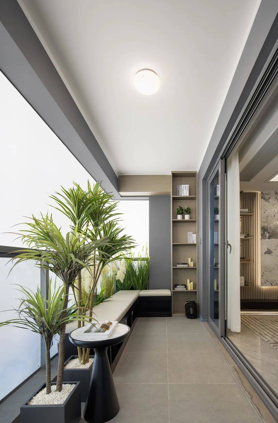 洺川名著园215㎡样板间阳台空间实景看完动区,我们来到了215㎡户型的