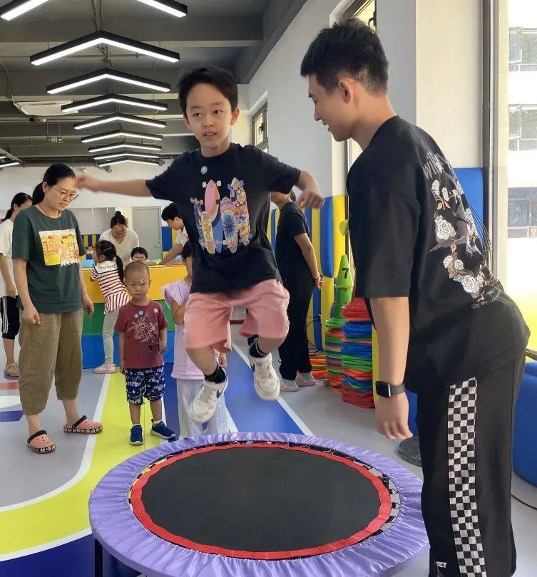 女生跑1500米,男生3000米是体育必测项目;新生军训20天;清华大学还