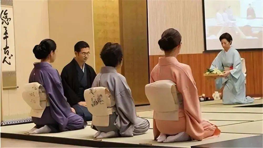 日本,朝鲜民族因深受中国古代生活的影响,现在仍是这种坐法