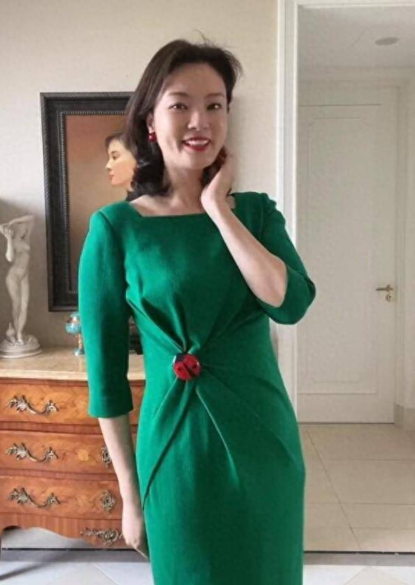 46岁刘芳菲亲自示范:裙子没及膝盖,风衣不配丝袜,中年不像大妈