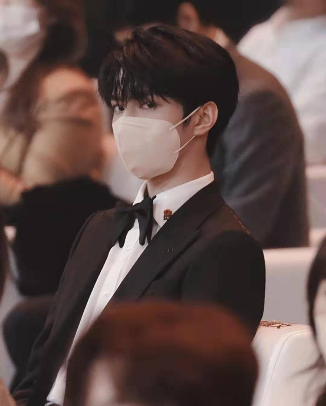 虽然刘耀文身高183cm,体内充满雄性激素,但实际上他仍然是一个可爱又