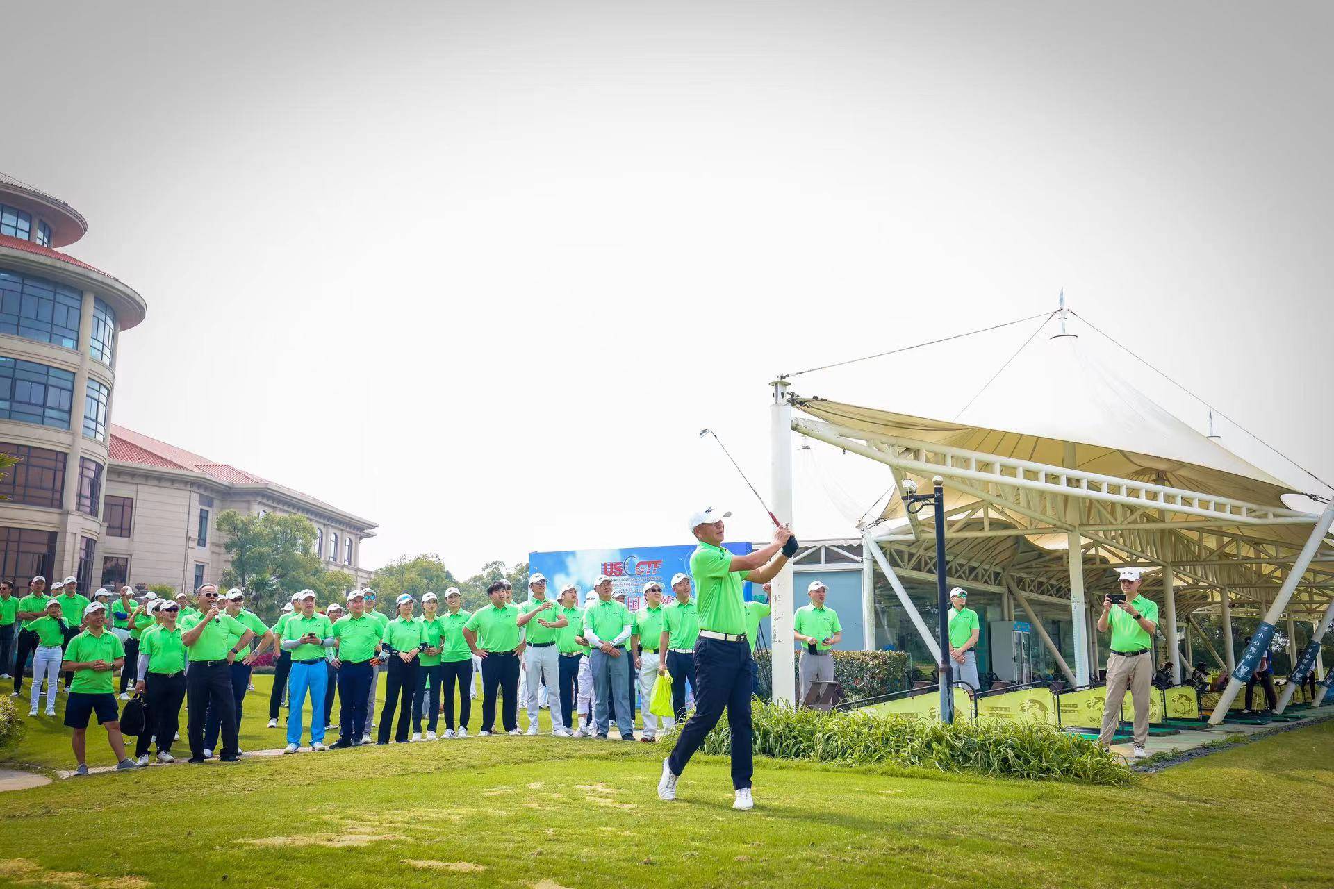 方柏翔李苏婷分获ab教练组冠军_高尔夫_比赛_先生