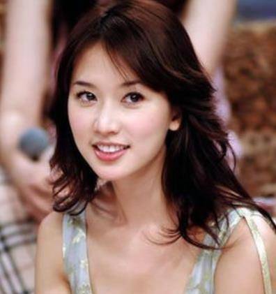 林志玲床上的素颜照曝光!真人长这样?网友:判若两人_生活_姐姐_明星