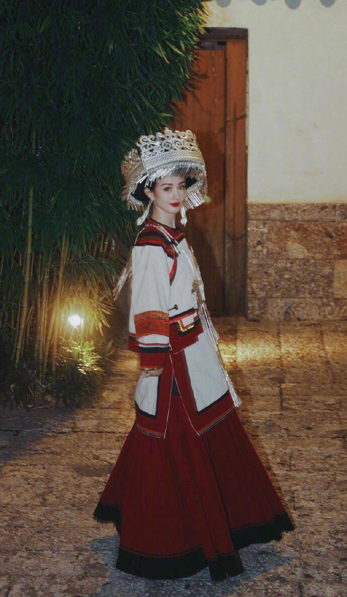 差点没认出这是赵丽颖,穿上苗族服饰后,美得像18岁少女_服装_款式