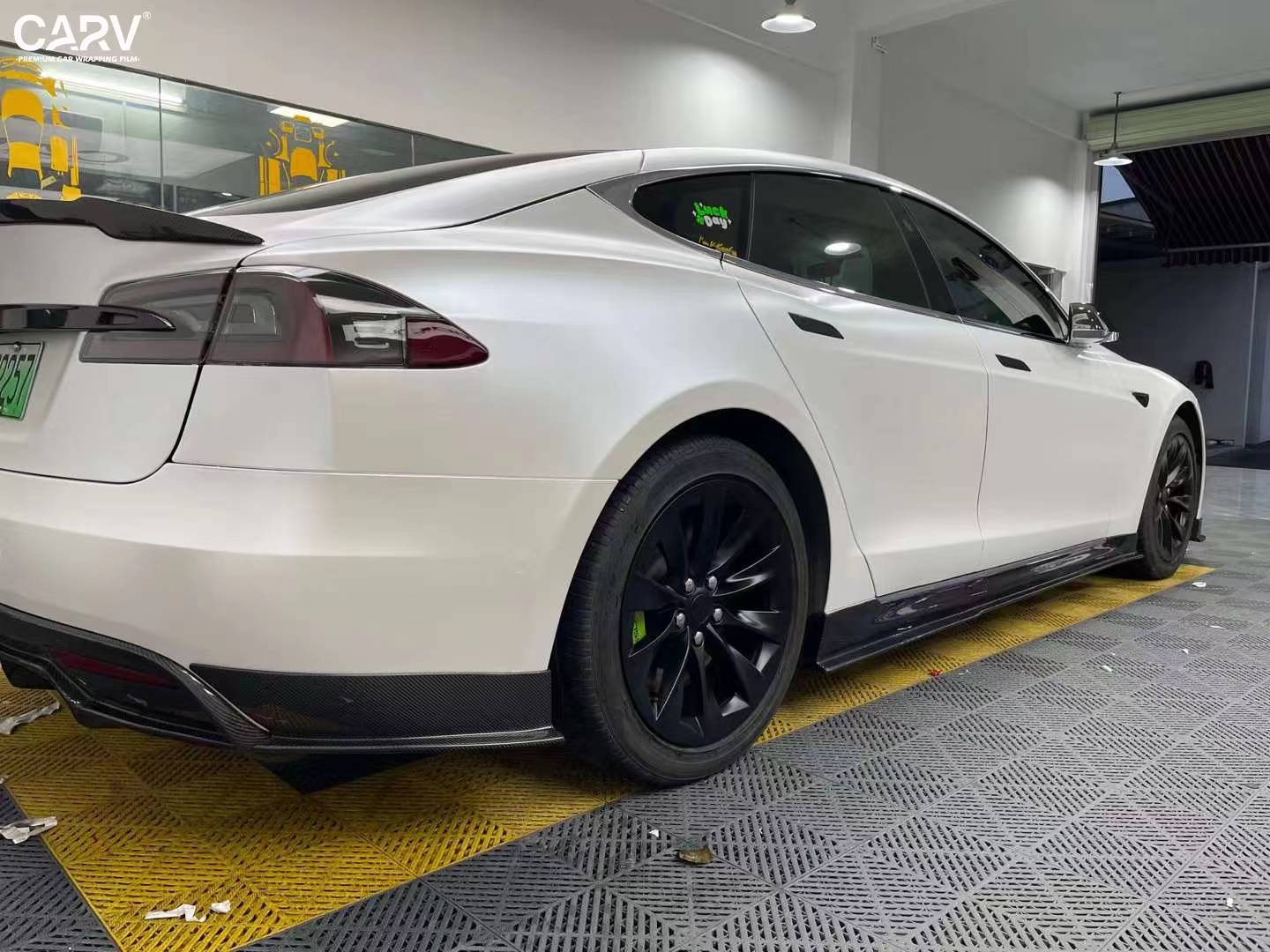 特斯拉models卡孚carv改色膜电光金属白,金属光泽与完美质感_搜狐汽车