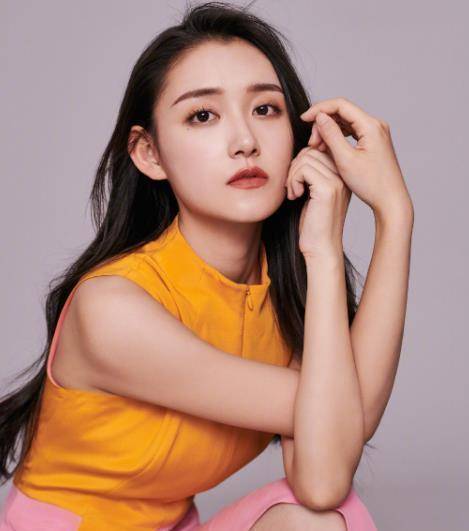 蒋依依大二开学,化淡妆好漂亮,住上下铺,写作业的样子过于真实_宿舍