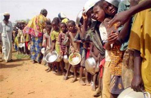 而这一张照片,也被取名为《饥饿的苏丹》,最先在《纽约时报》上所刊登