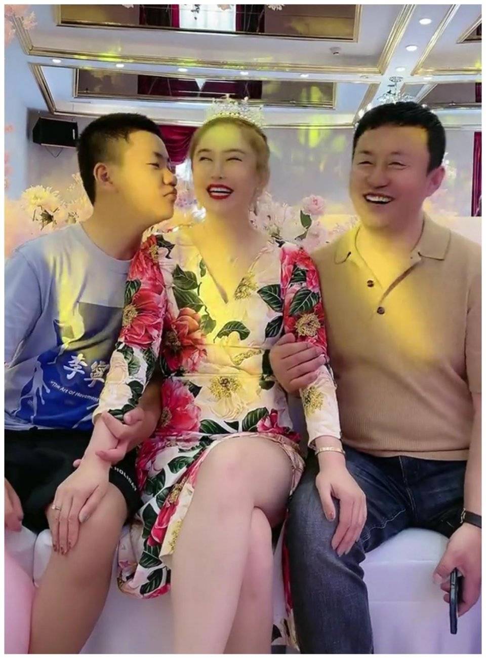 56岁王小宝为37岁娇妻庆生,13岁儿子献吻,夫妻同框似两代人_吴琼_明星