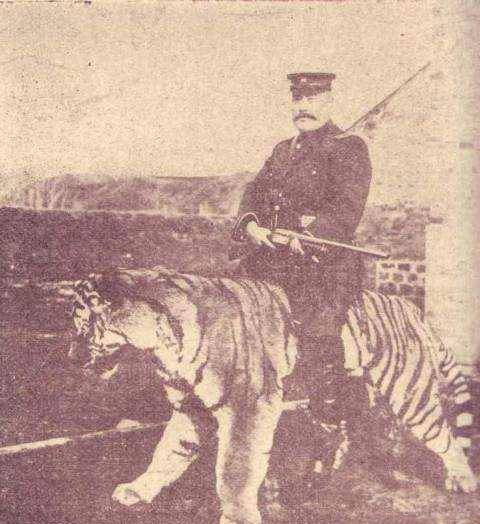 汤玉麟人称汤二虎,他是一个敢骑老虎的猛男.这不是瞎掰,有照片为证.