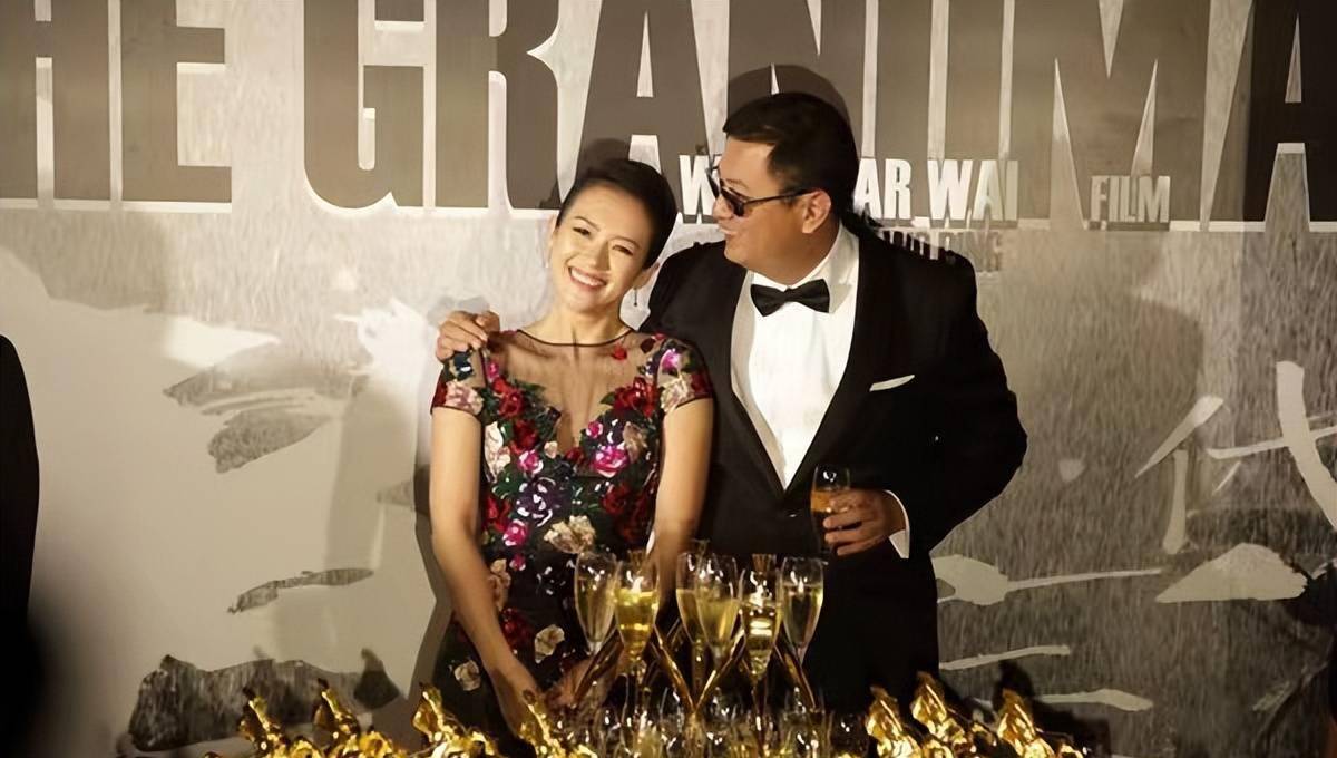 也许是她的事业太顺利,章子怡的私生活导致了三重门的爆炸,她的资源