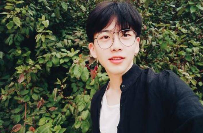 在这里小编想说的是人言可畏这四个字,何炅与神秘男牵手的事情已经让