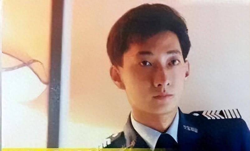 任贤齐只能和朋友"九孔"租住在廉价的铁皮屋里,艰难度日.