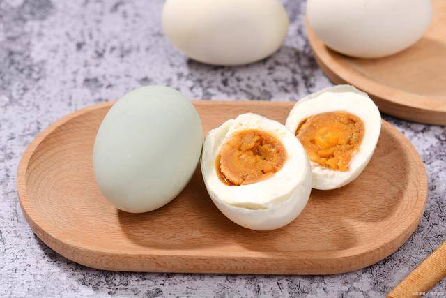 白酒腌鸭蛋的正确方法,原来我一直都错了_地方_杂质_表面