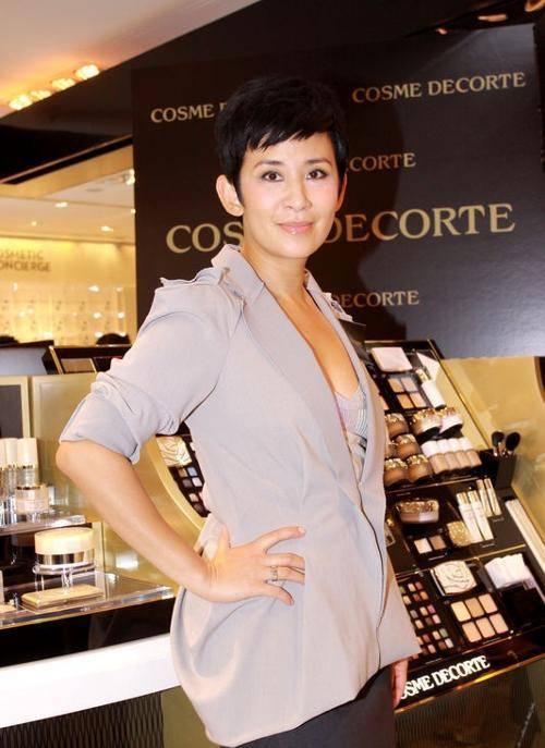 56岁吴君如晒近况,和年轻男子亲密合照,皮肤弹美看不出年龄_朋友