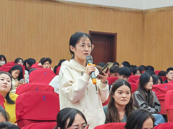 讲座结束后,魏新与老师,同学们进行了亲切的互动,用自己渊博的知识