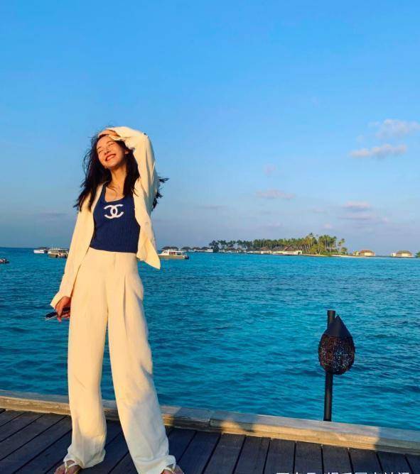 身穿一套白色衣服,配蓝色内衣,还穿了一双夹脚拖鞋,可即便如此,张子萱