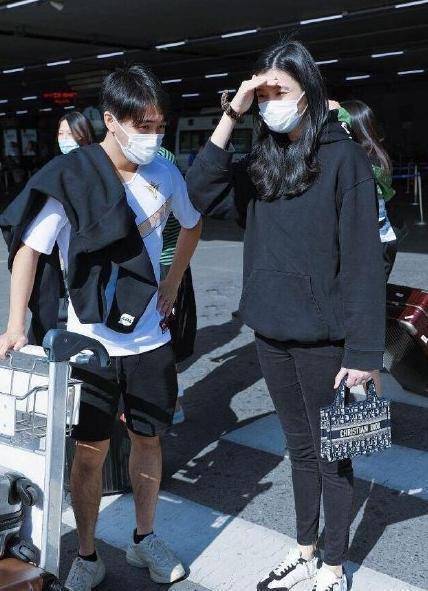 何猷君奚梦瑶机场撒狗粮,搂腰甜蜜对视,全程注视奚梦瑶超宠溺_夫妻俩