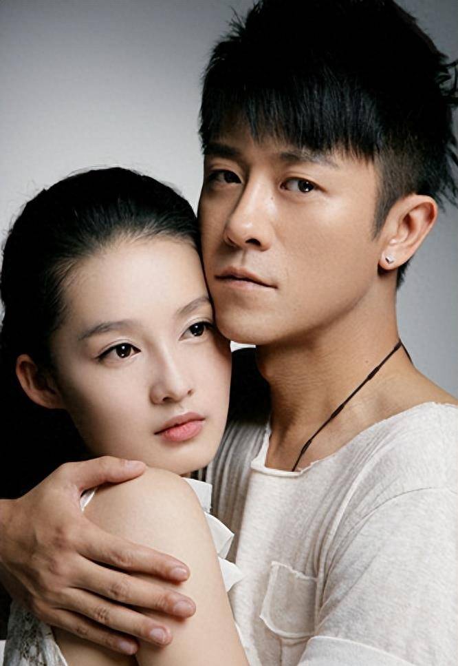 "笨蛋美人"李沁:与杨洋十指紧扣,遭王大陆魏大勋揩油却不反抗_节目