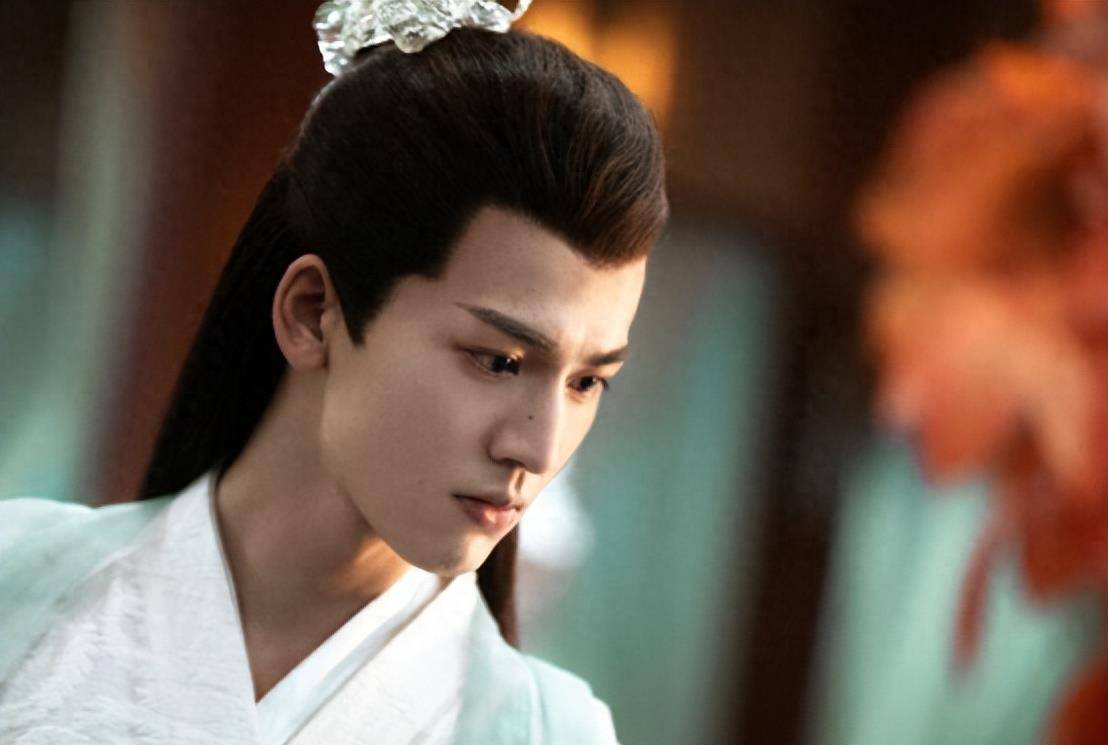 因为有着优越的身高和五官,他被众星时代公司所签约,光旗下艺人就有