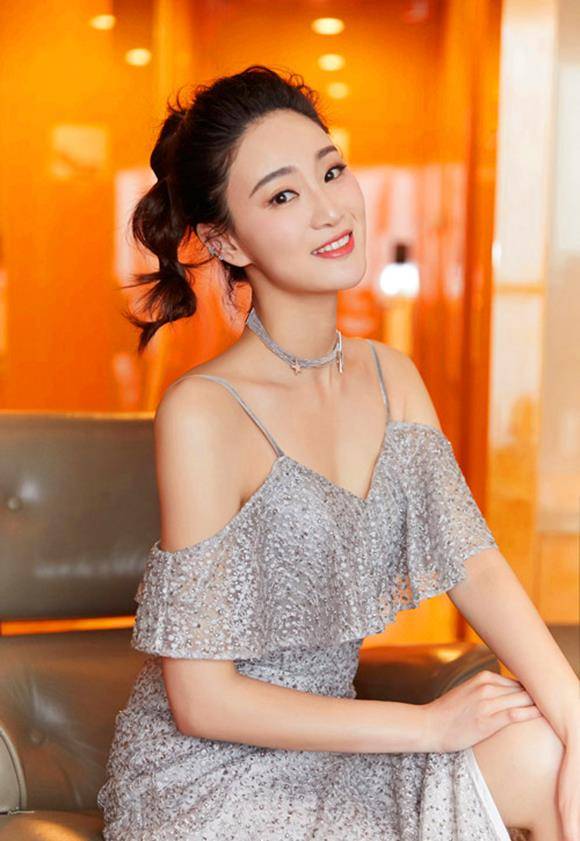 如今 ,34岁的侯梦莎 ,成名 已久,出道 已有 十年 了,她在演艺圈 里也