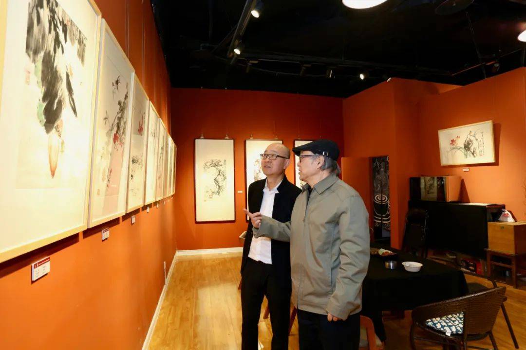 观看作品画展开幕仪式由玺朗艺术空间总经理萧冰主持天津工艺美院教授