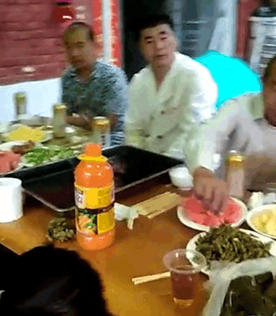 和谐！邻里6户天天搭伙吃饭什么景象？每天像吃宴席，网友：羡慕(图5)