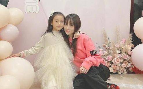 原创8岁甜馨走秀后,李小璐赚足了口碑,"母凭女贵"的感觉_女儿_孩子