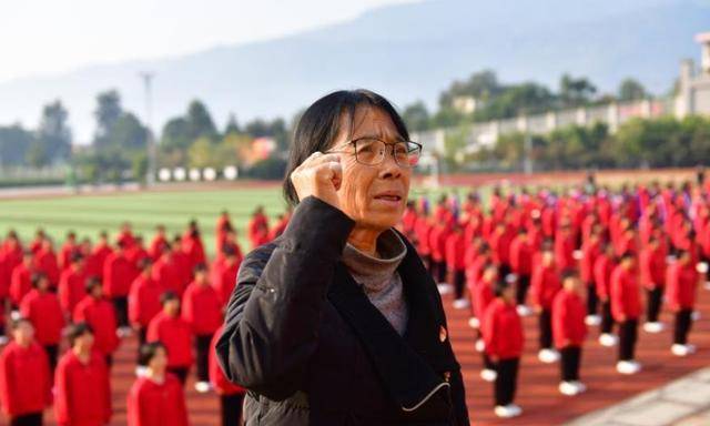 "燃灯"校长张桂梅,用命供出小镇做题家却成全职太太,遭张责骂_女性
