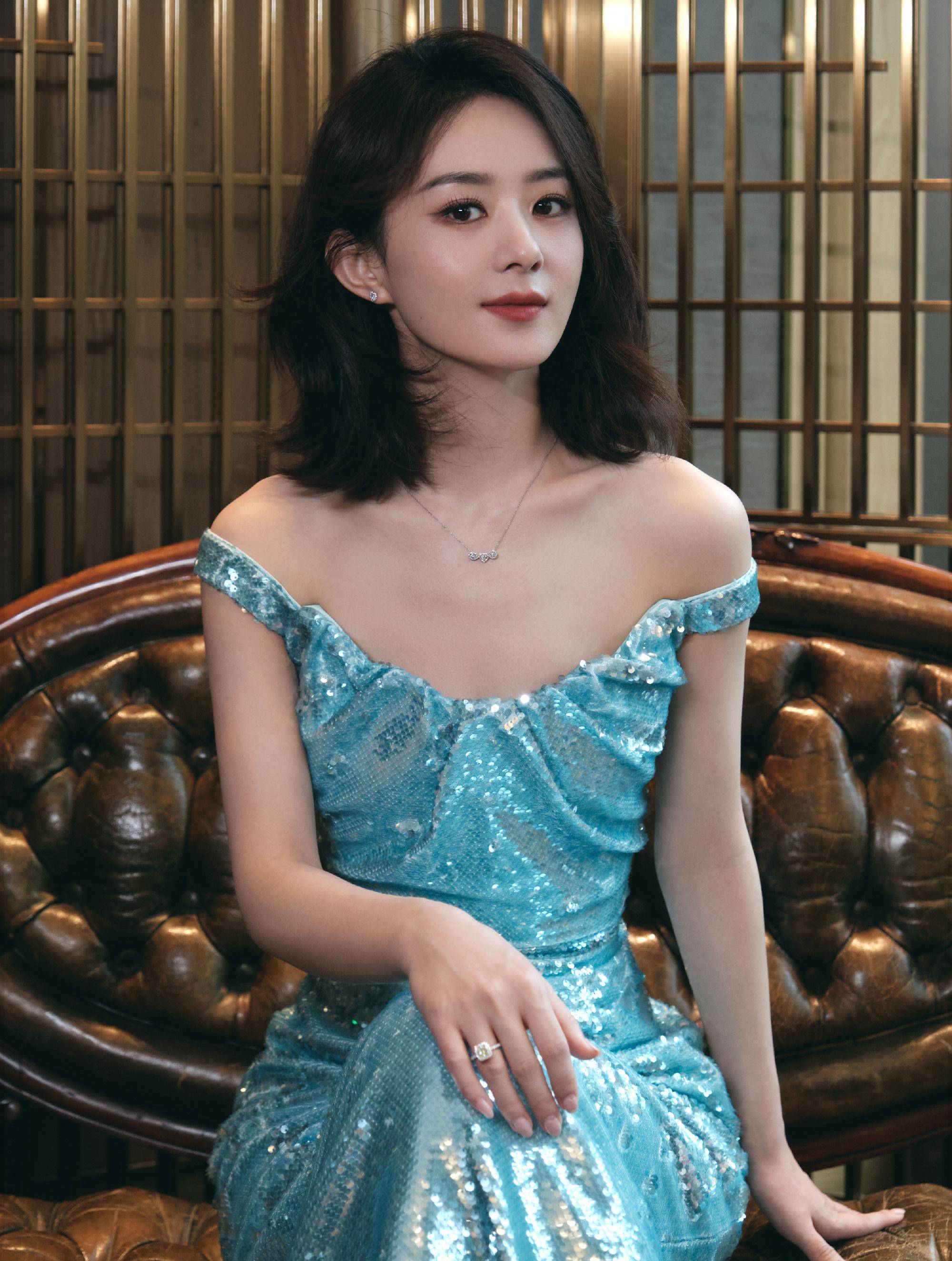 赵丽颖以清新淡雅的妆容出现在镜头前,搭配利落随意的短发,尽显优雅