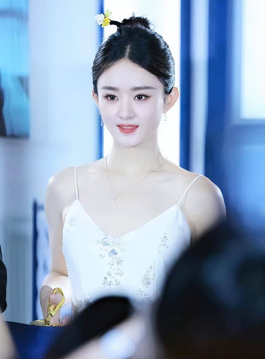 赵丽颖的簪发造型端庄优雅,白色吊袜裙将他的完美身材刻画出来!