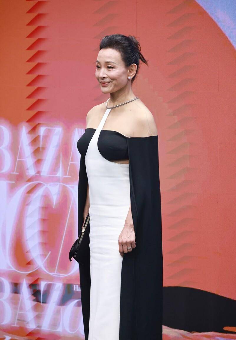 陈冲生图曝光,终于看出是62岁奶奶了,造型前卫但身材却暴露年龄